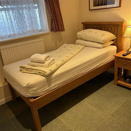 Oakwood Bed And Breakfast Heathrow Hillingdon Exterior photo
