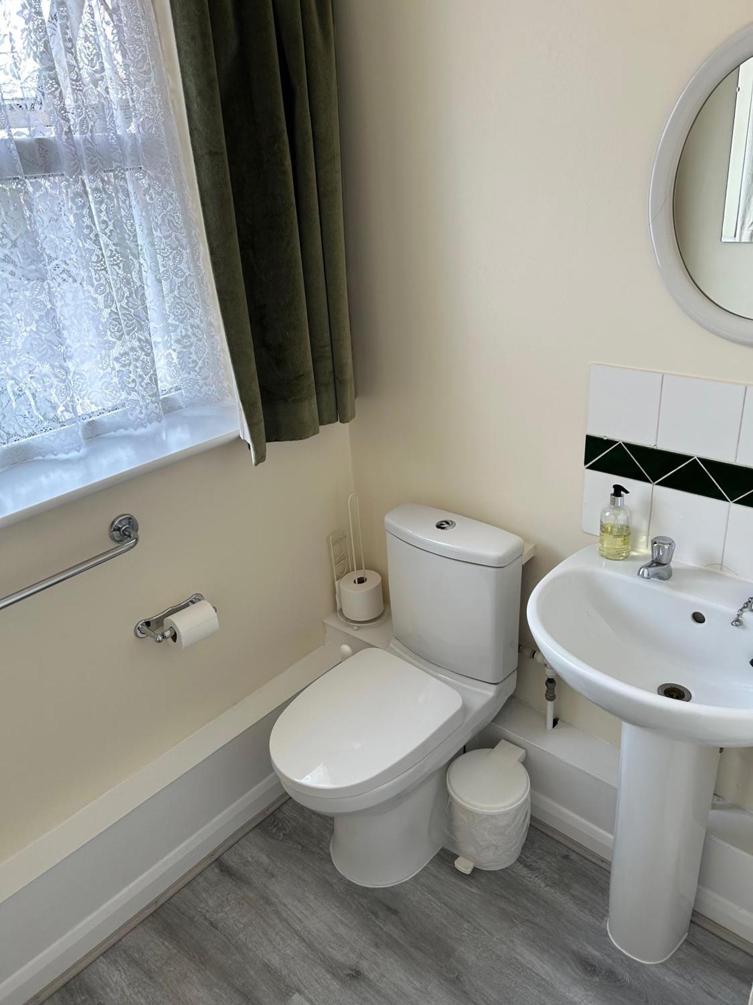 Bed & Breakfast Oakwood Heathrow 2*