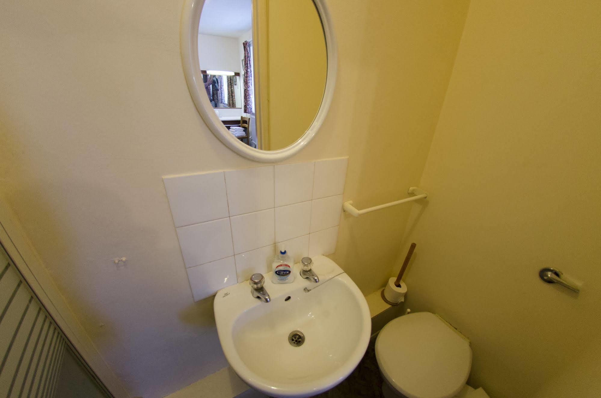 Oakwood Heathrow Bed & Breakfast